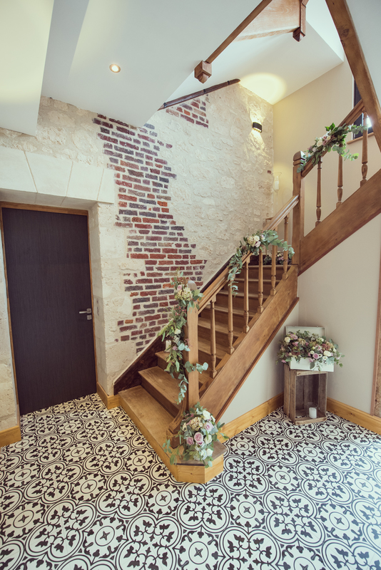 domaine-du-lion-rouge-domaine-de-reception-aisne-escalier-chene-carreau-de-ciment-decoration-florale-chic-champetre